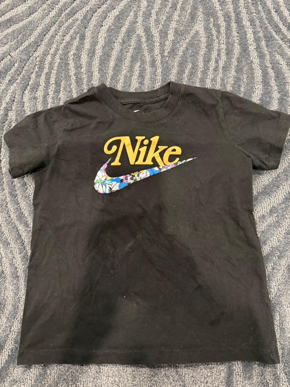 Nike girls graphic t shirt